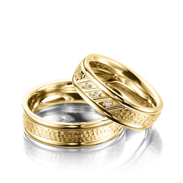 Paar klassische Trauringe/Eheringe in Gelbgold 375 , gehämmert Struktur mit zus. 0,03 ct. Brillant tw, si von Merii