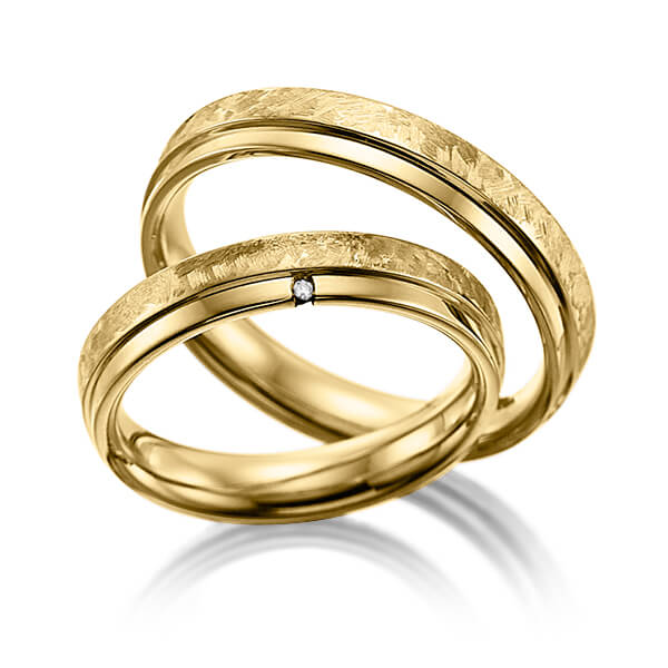 Paar klassische Trauringe/Eheringe in Gelbgold 375 mit zus. 0,005 ct. Brillant tw, si von Merii