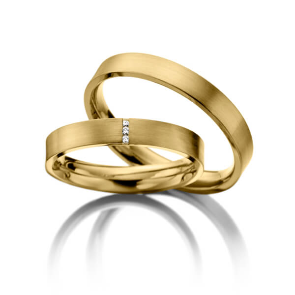 Paar klassische Trauringe/Eheringe in Gelbgold 375 mit zus. 0,018 ct. Brillant tw, si 