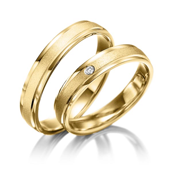 Paar klassische Trauringe/Eheringe in Gelbgold 375 mit zus. 0,01 ct. Brillant tw, si 