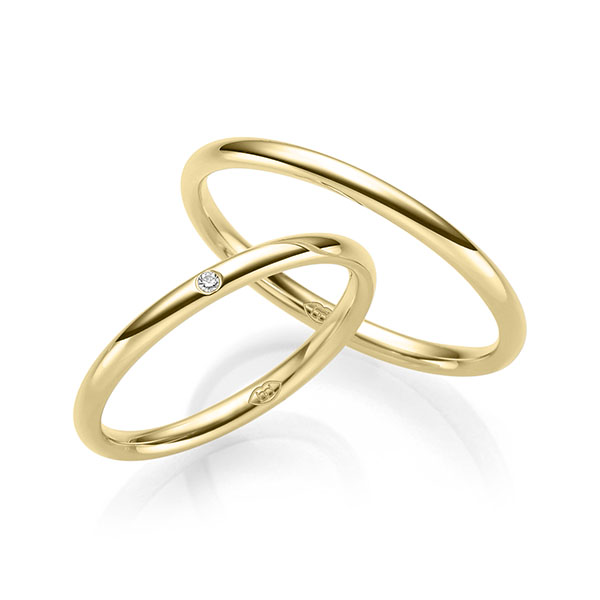 Paar klassische Trauringe/Eheringe in Gelbgold 375 mit zus. 0,01 ct. Brillant tw, si 