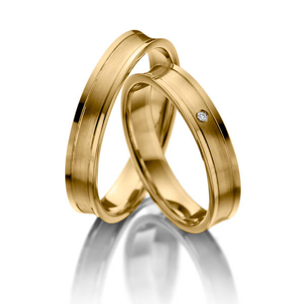 Paar klassische Trauringe/Eheringe in Gelbgold 375 mit zus. 0,01 ct. Brillant tw, vs 