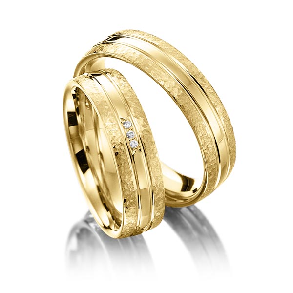 Paar klassische Trauringe/Eheringe in Gelbgold 375 mit zus. 0,024 ct. Brillant tw, si von Merii