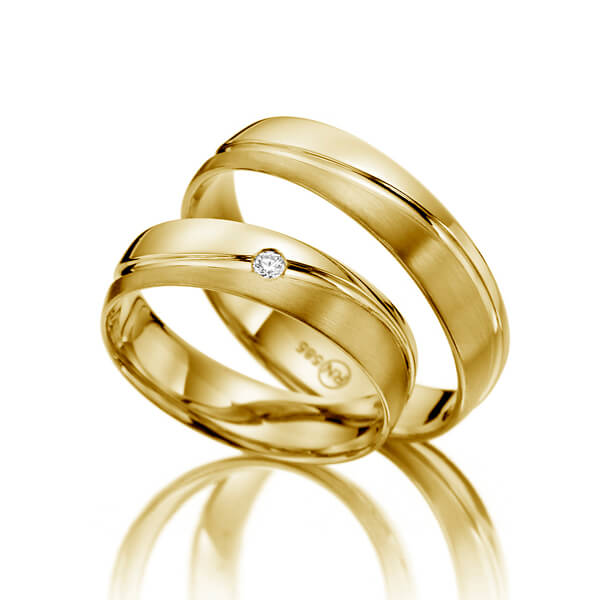 Paar klassische Trauringe/Eheringe in Gelbgold 375 mit zus. 0,02 ct. Brillant tw, si 
