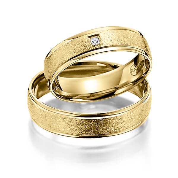 Paar klassische Trauringe/Eheringe in Gelbgold 375 mit zus. 0,02 ct. Brillant tw, si 