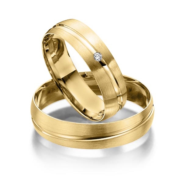 Paar klassische Trauringe/Eheringe in Gelbgold 375 mit zus. 0,02 ct. Brillant tw, si 