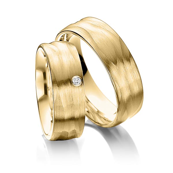 Paar klassische Trauringe/Eheringe in Gelbgold 375 mit zus. 0,02 ct. Brillant tw, si von Steinberg