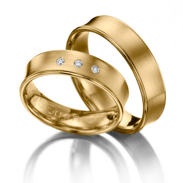 Paar klassische Trauringe/Eheringe in Gelbgold 375 mit zus. 0,06 ct. Brillant tw, si 