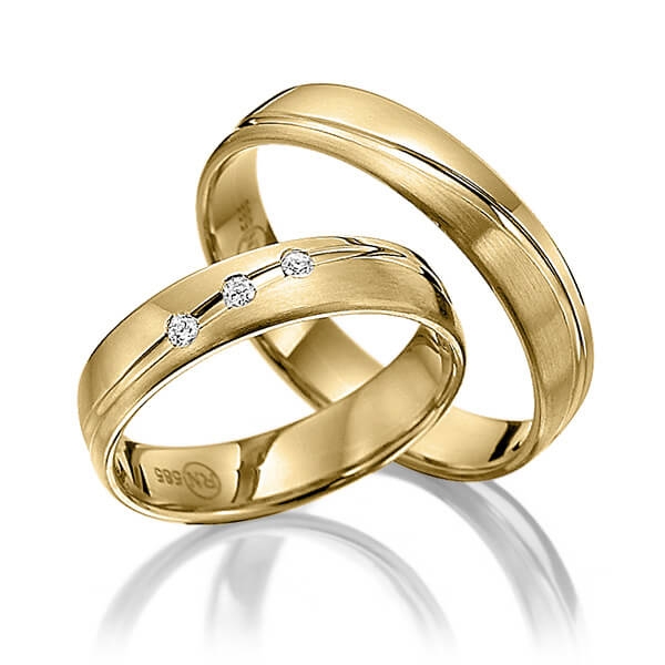 Paar klassische Trauringe/Eheringe in Gelbgold 375 mit zus. 0,06 ct. Brillant tw, si 