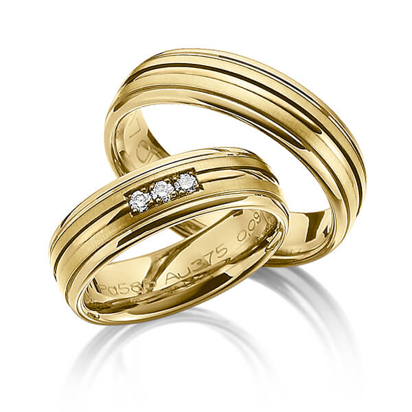 Paar klassische Trauringe/Eheringe in Gelbgold 375 mit zus. 0,09 ct. Brillant tw, si von Merii - M-1103-9