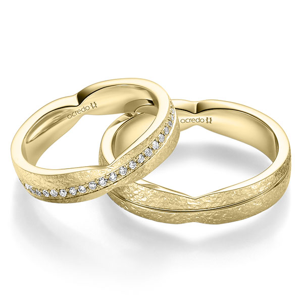 Paar klassische Trauringe/Eheringe in Gelbgold 585 crushed Struktur mit zus. 0,184 ct. Brillant tw, si von acredo