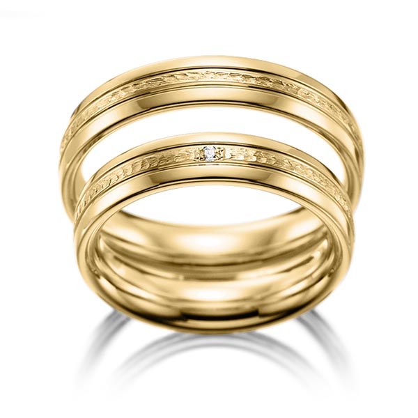 Paar klassische Trauringe/Eheringe in Gelbgold 585 , gehämmert Struktur mit zus. 0,01 ct. Brillant tw, si von Merii