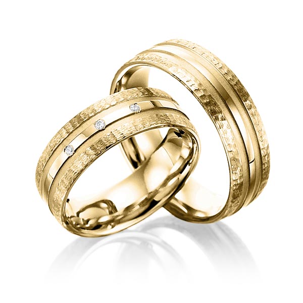 Paar klassische Trauringe/Eheringe in Gelbgold 585 gehämmert Struktur, mit zus. 0,03 ct. Brillant tw, si von Merii