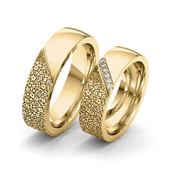 Paar klassische Trauringe/Eheringe in Gelbgold 585 Laser Struktur mit zus. 0,06 ct. Brillant tw, si von 123GOLD