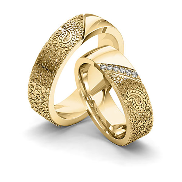 Paar klassische Trauringe/Eheringe in Gelbgold 585 Laser Struktur mit zus. 0,06 ct. Brillant tw, si von 123GOLD