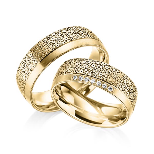 Paar klassische Trauringe/Eheringe in Gelbgold 585 Laser Struktur mit zus. 0,07 ct. Brillant tw, si von 123GOLD