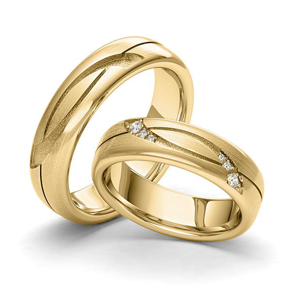 Paar klassische Trauringe/Eheringe in Gelbgold 585 Laser Struktur mit zus. 0,09 ct. Brillant tw, si von 123GOLD