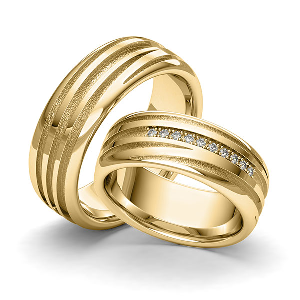 Paar klassische Trauringe/Eheringe in Gelbgold 585 Laser Struktur mit zus. 0,09 ct. Brillant tw, si von 123GOLD
