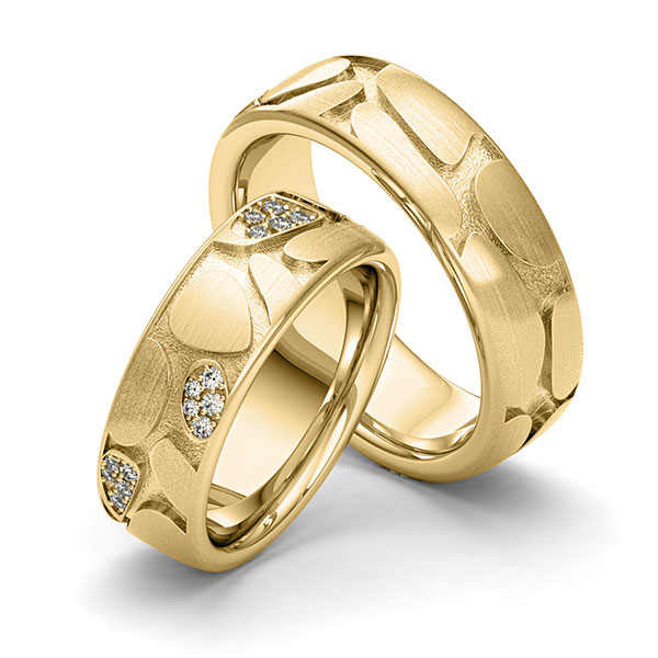 Paar klassische Trauringe/Eheringe in Gelbgold 585 Laser Struktur mit zus. 0,12 ct. Brillant tw, si von 123GOLD