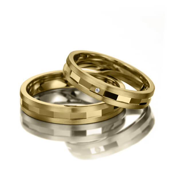 Paar klassische Trauringe/Eheringe in Gelbgold 585 mit zus. 0,005 ct. Brillant tw, si von Merii