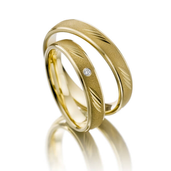 Paar klassische Trauringe/Eheringe in Gelbgold 585 mit zus. 0,01 ct. Brillant tw, si - NP-1058-1 Paar klassische Trauringe/Eheringe in Gelbgold 585 mit zus. 0,01 ct. Brillant tw, si - NP-1058-1