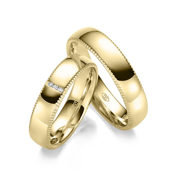 Paar klassische Trauringe/Eheringe in Gelbgold 585 mit zus. 0,024 ct. Brillant tw, si 