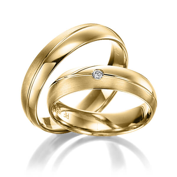 Paar klassische Trauringe/Eheringe in Gelbgold 585 mit zus. 0,02 ct. Brillant tw, si 