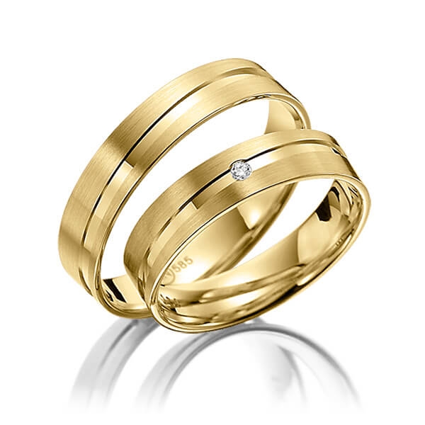 Paar klassische Trauringe/Eheringe in Gelbgold 585 mit zus. 0,02 ct. Brillant tw, si 