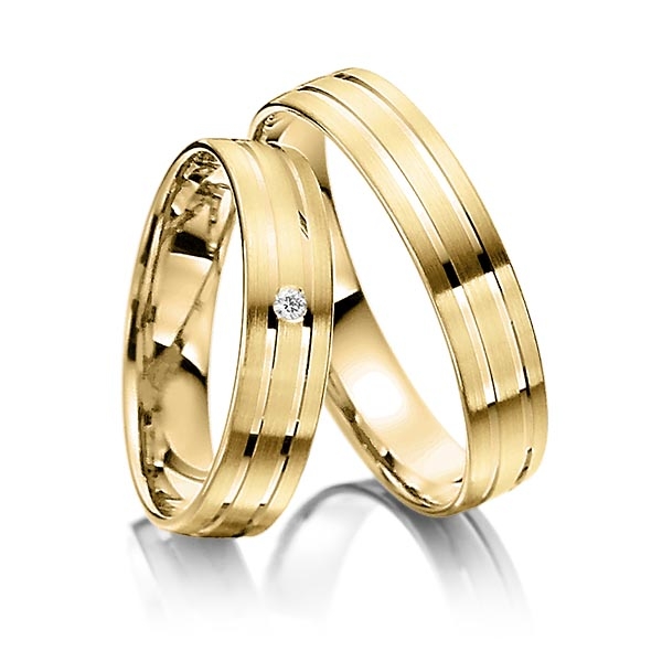 Paar klassische Trauringe/Eheringe in Gelbgold 585 mit zus. 0,02 ct. Brillant tw, si 