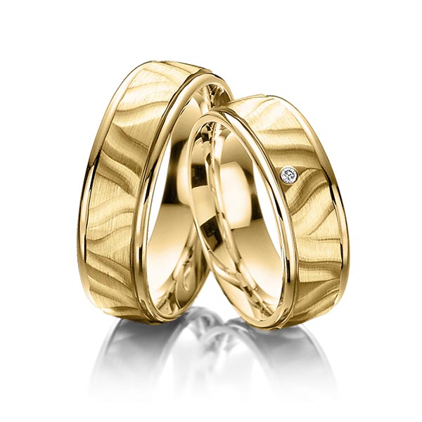 Paar klassische Trauringe/Eheringe in Gelbgold 585 mit zus. 0,02 ct. Brillant tw, si von Steinberg