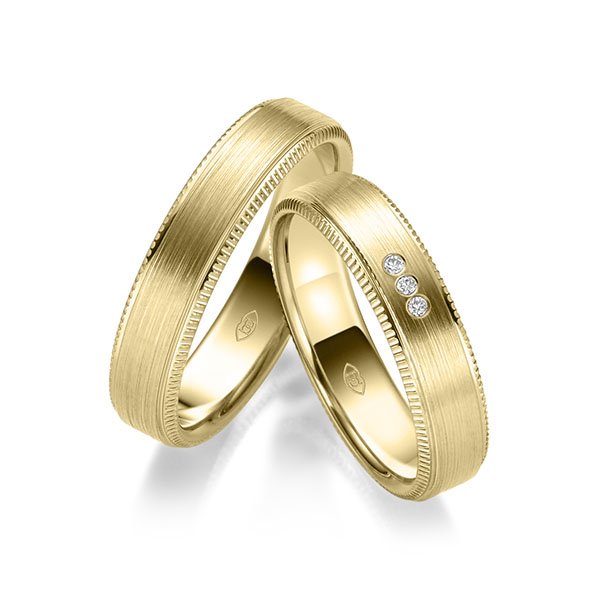 Paar klassische Trauringe/Eheringe in Gelbgold 585 mit zus. 0,03 ct. Brillant tw, si 