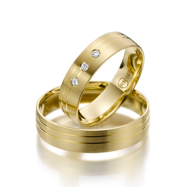 Paar klassische Trauringe/Eheringe in Gelbgold 585 mit zus. 0,06 ct. Brillant tw, si 