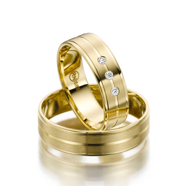 Paar klassische Trauringe/Eheringe in Gelbgold 585 mit zus. 0,06 ct. Brillant tw, si 