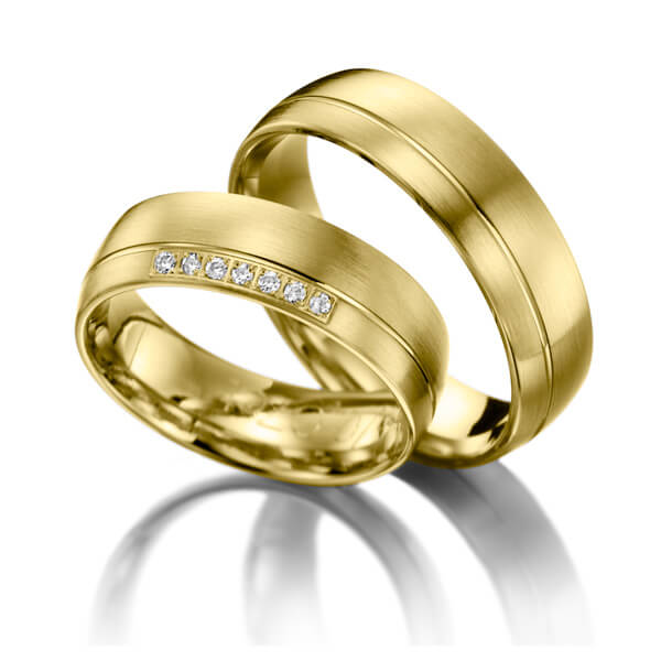 Paar klassische Trauringe/Eheringe in Gelbgold 585 mit zus. 0,07 ct. Brillant tw, si 