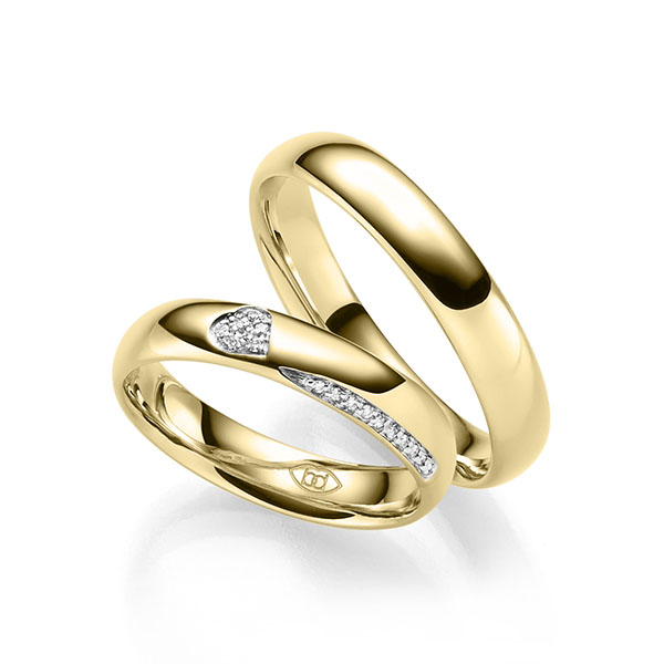 Paar klassische Trauringe/Eheringe in Gelbgold 585 mit zus. 0,086 ct. Brillant w, si 