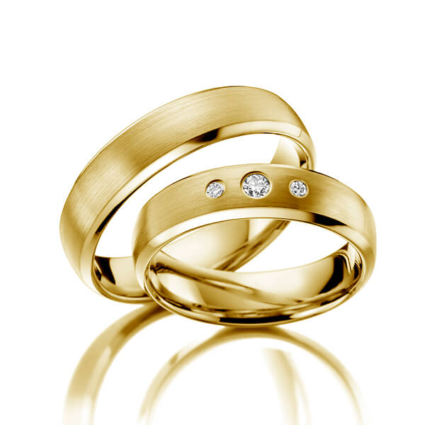 Paar klassische Trauringe/Eheringe in Gelbgold 585 mit zus. 0,08 ct. Brillant tw, si 