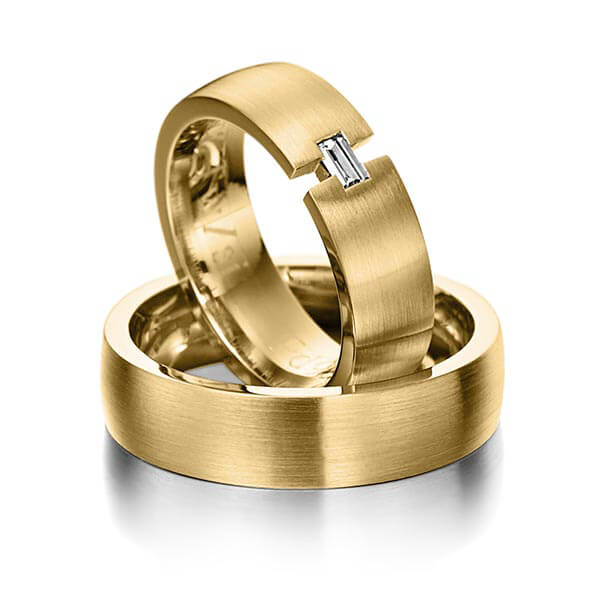 Paar klassische Trauringe/Eheringe in Gelbgold 585 mit zus. 0,12 ct. Baguette-Diamant tw, vs von 123GOLD
