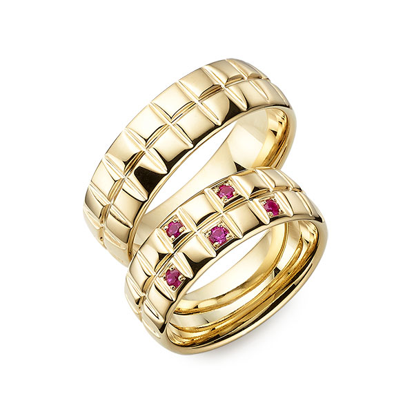 Paar klassische Trauringe/Eheringe in Gelbgold 585 mit zus. 0,15 ct. Brillant Rubin rot von 123GOLD