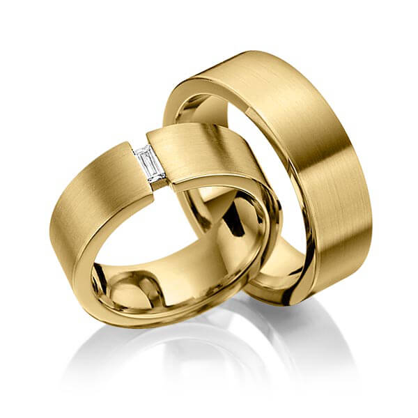 Paar klassische Trauringe/Eheringe in Gelbgold 585 mit zus. 0,1 ct. Baguette-Diamant tw, vs von 123GOLD