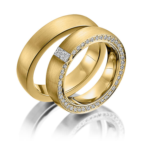 Paar klassische Trauringe/Eheringe in Gelbgold 585 mit zus. 0,65 ct. Prinzess-Diamant & Brillant tw, si von Steinberg
