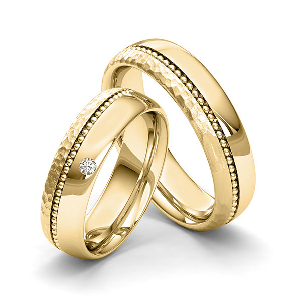 Paar klassische Trauringe/Eheringe in Gelbgold 750 gehämmert Struktur, mit zus. 0,03 ct. Brillant tw, si von Merii