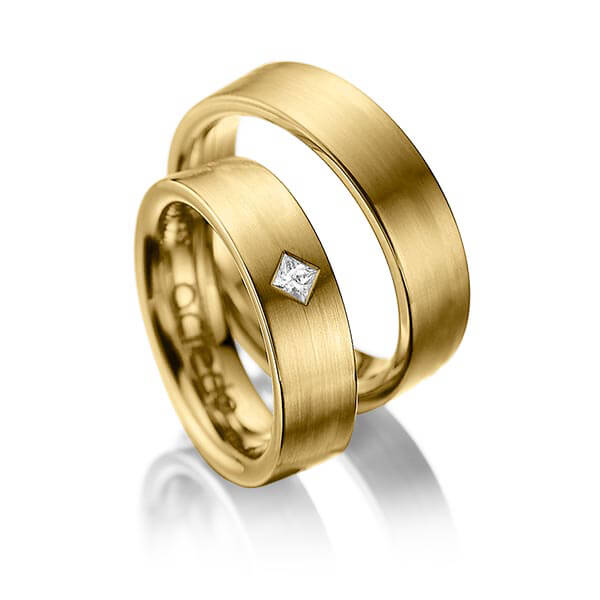 Paar klassische Trauringe/Eheringe in Gelbgold 750 mit zus. 0,1 ct. Prinzess-Diamant tw, si von acredo - A-1020-4
