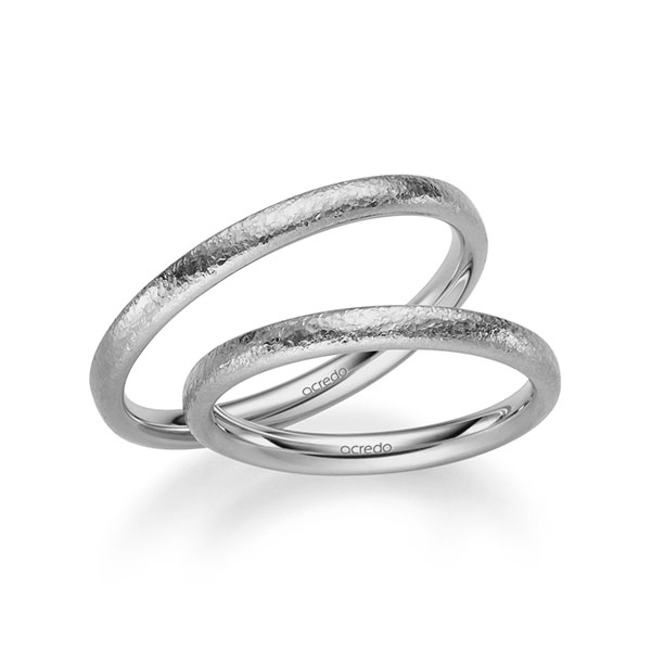 Paar klassische Trauringe/Eheringe in Graugold 585 crushed Struktur von acredo