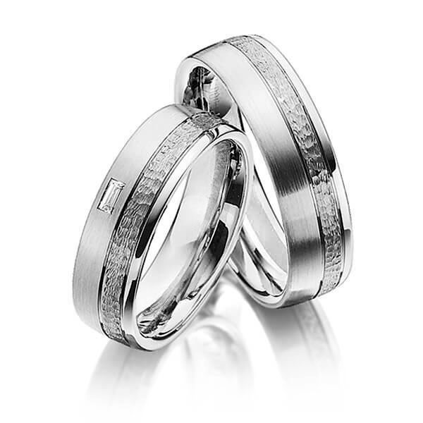 Paar klassische Trauringe/Eheringe in Graugold 585 , gehämmert Struktur mit zus. 0,05 ct. Baguette-Diamant tw, vs von Merii