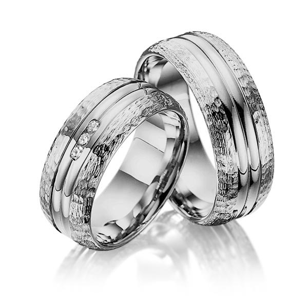 Paar klassische Trauringe/Eheringe in Graugold 585 gehämmert Struktur, mit zus. 0,06 ct. Brillant tw, si von Merii