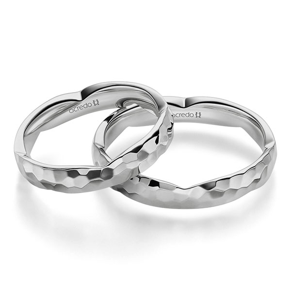 Paar klassische Trauringe/Eheringe in Graugold 585 gehämmert Struktur von acredo