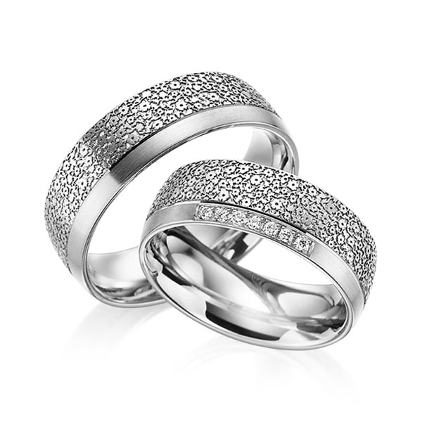 Paar klassische Trauringe/Eheringe in Graugold 585 Laser Struktur mit zus. 0,07 ct. Brillant tw, si von 123GOLD