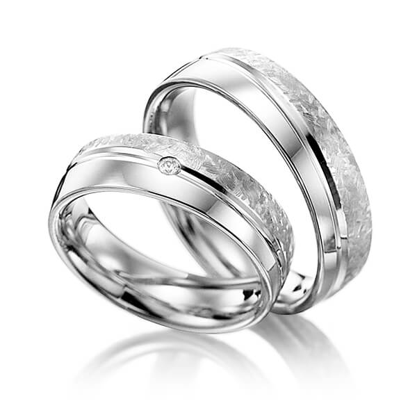 Paar klassische Trauringe/Eheringe in Graugold 585 mit zus. 0,02 ct. Brillant tw, si von Merii