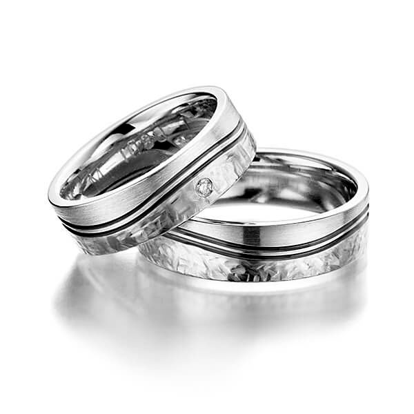 Paar klassische Trauringe/Eheringe in Graugold 585 mit zus. 0,02 ct. Brillant tw, vs von Merii