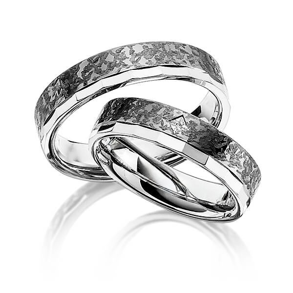 Paar klassische Trauringe/Eheringe in Graugold 585 mit zus. 0,04 ct. Prinzess-Diamant tw, vs von Merii